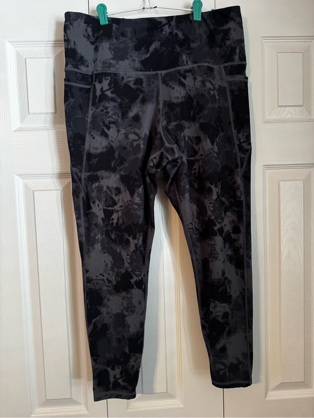 Danskin Black & Charcoal Tie-Dye Cropped Active Leggings